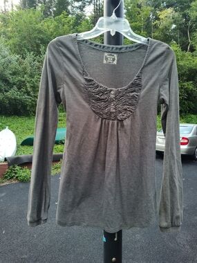 Decree Gray Long-Sleeve With Ruched And Button Detail Top
